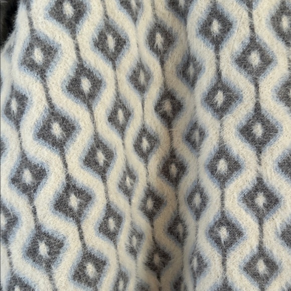 cupcakes & cashmere Gray and White Geometric V-Neck Cardigan - Picture 4 of 5